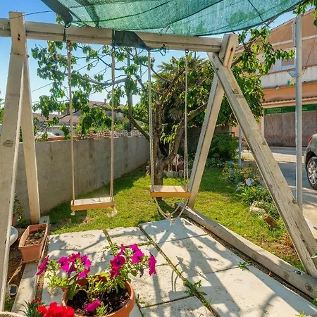 Апартаменты Cozy In With House Sea View Привлака